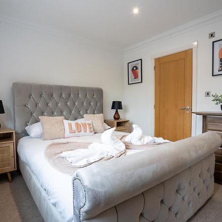 הוילה Marston Green Emirates House, Luxe 5 Bed, With King Sized Beds, Next To Aiport & Nec, Jlr 5 Mins מראה חיצוני תמונה