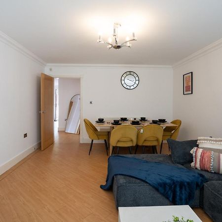 הוילה Marston Green Emirates House, Luxe 5 Bed, With King Sized Beds, Next To Aiport & Nec, Jlr 5 Mins מראה חיצוני תמונה
