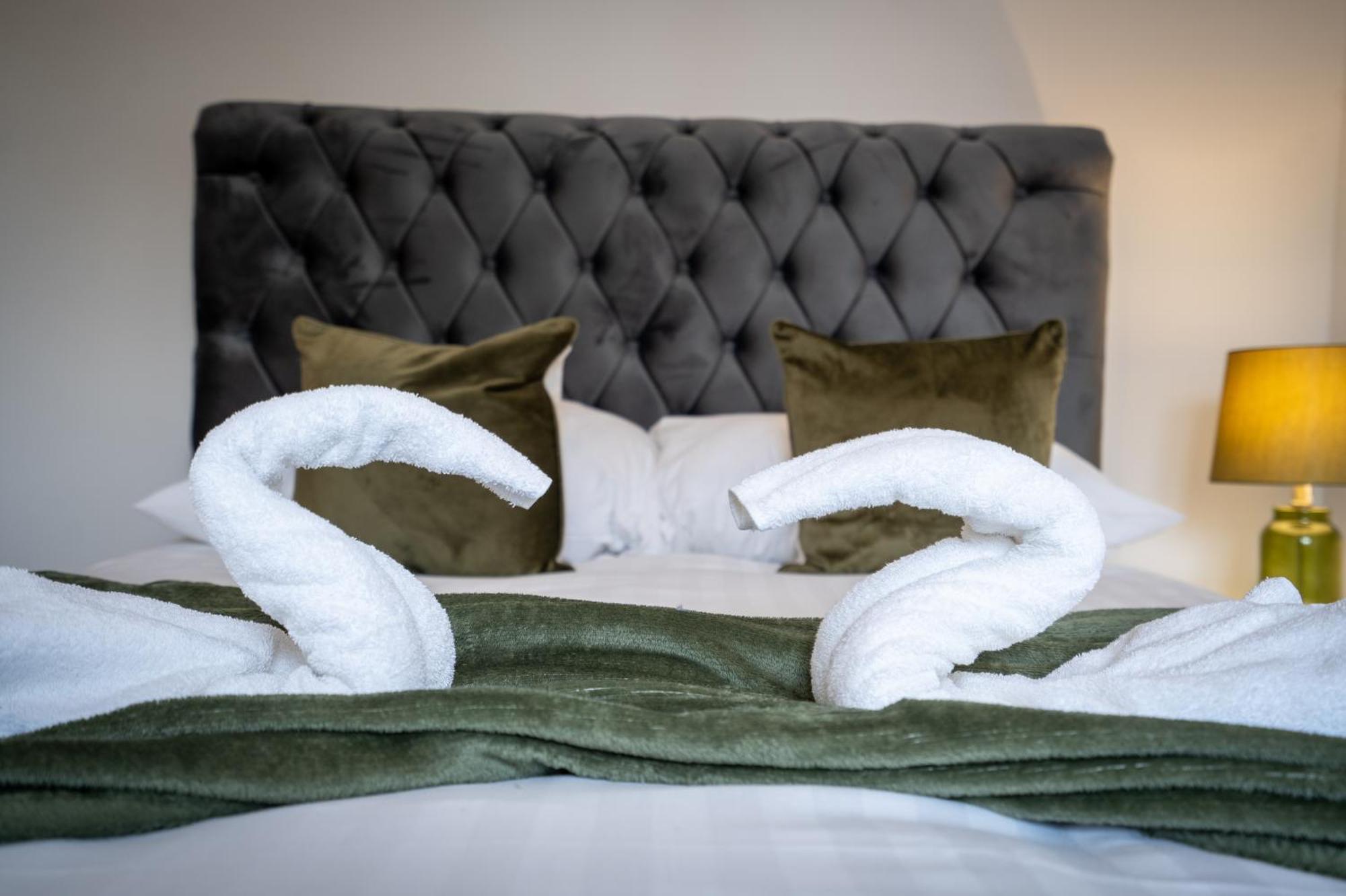 הוילה Marston Green Emirates House, Luxe 5 Bed, With King Sized Beds, Next To Aiport & Nec, Jlr 5 Mins מראה חיצוני תמונה
