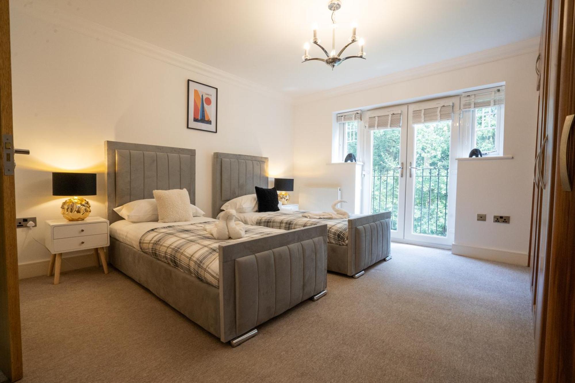 הוילה Marston Green Emirates House, Luxe 5 Bed, With King Sized Beds, Next To Aiport & Nec, Jlr 5 Mins מראה חיצוני תמונה