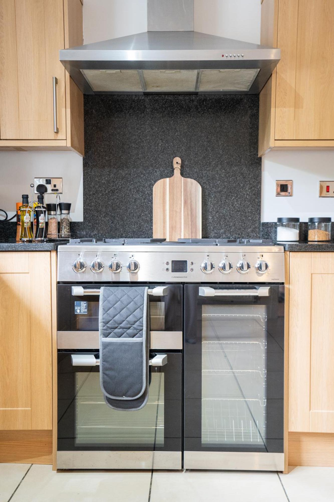 הוילה Marston Green Emirates House, Luxe 5 Bed, With King Sized Beds, Next To Aiport & Nec, Jlr 5 Mins מראה חיצוני תמונה