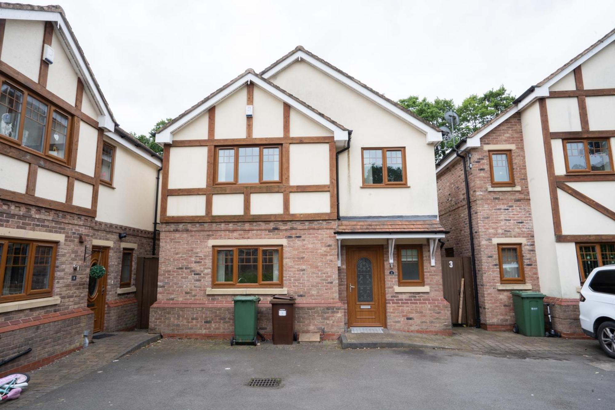 הוילה Marston Green Emirates House, Luxe 5 Bed, With King Sized Beds, Next To Aiport & Nec, Jlr 5 Mins מראה חיצוני תמונה