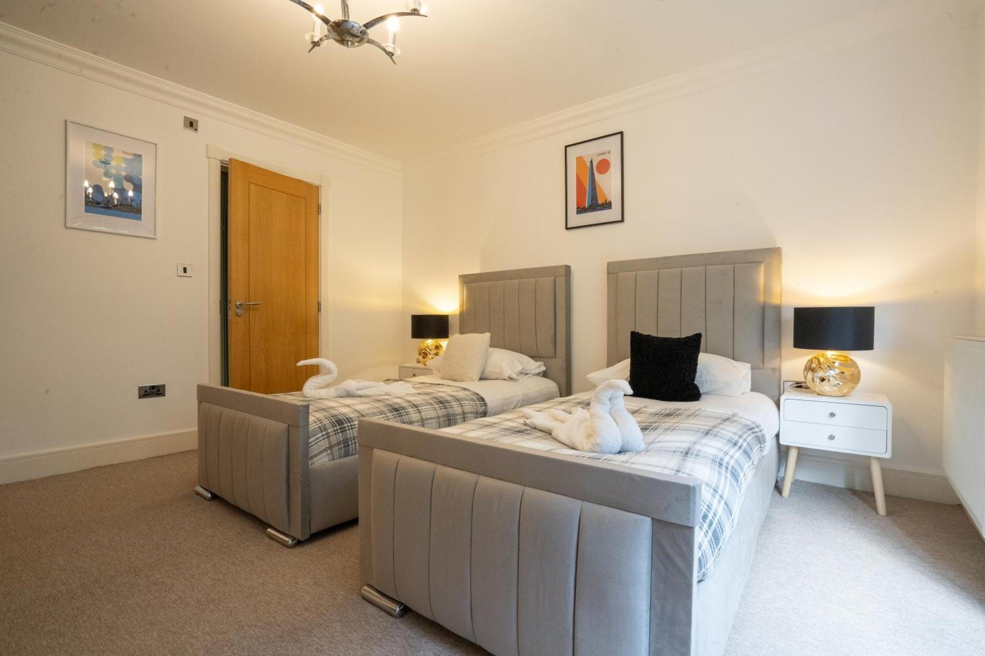 הוילה Marston Green Emirates House, Luxe 5 Bed, With King Sized Beds, Next To Aiport & Nec, Jlr 5 Mins מראה חיצוני תמונה
