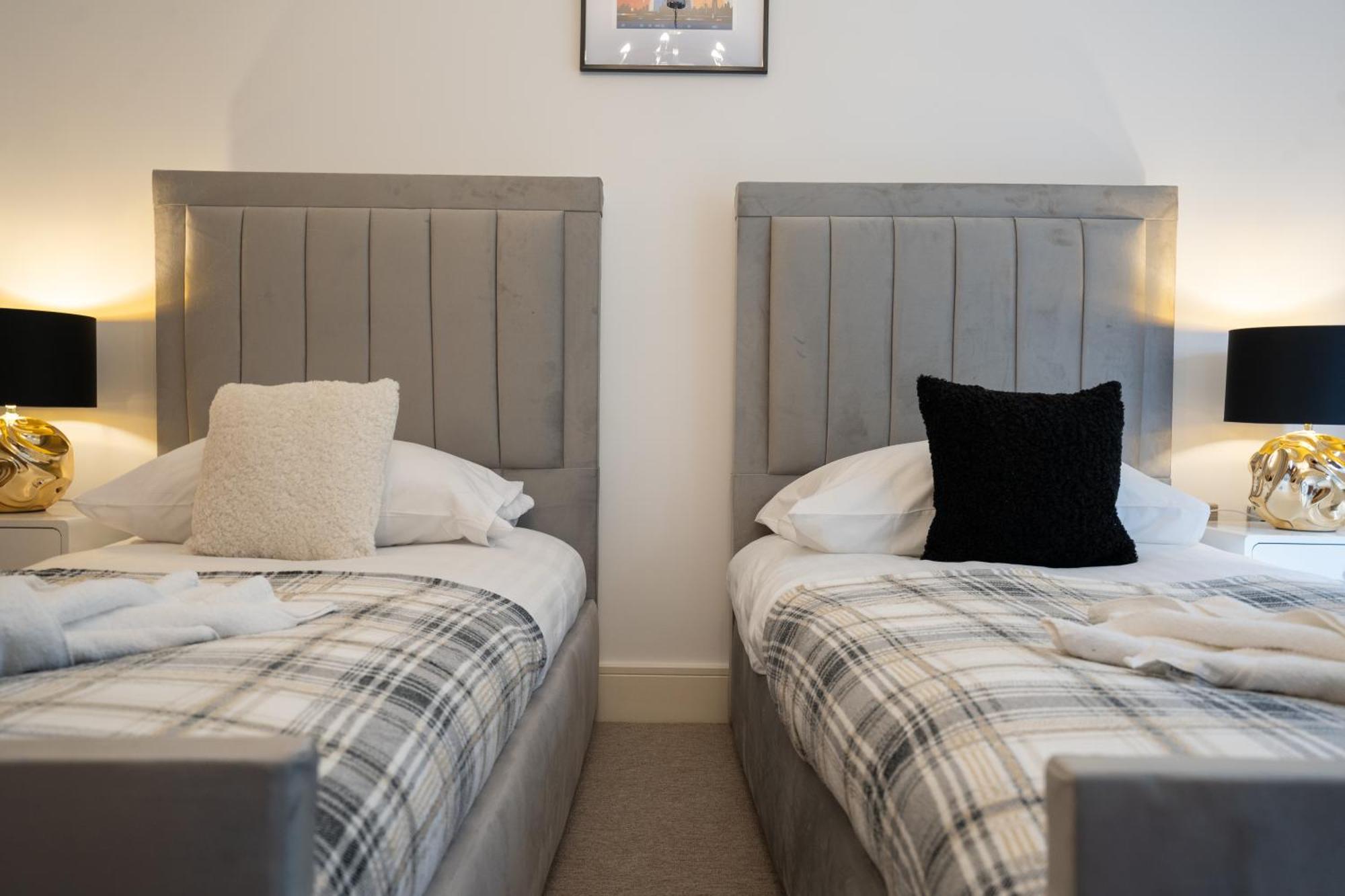 הוילה Marston Green Emirates House, Luxe 5 Bed, With King Sized Beds, Next To Aiport & Nec, Jlr 5 Mins מראה חיצוני תמונה