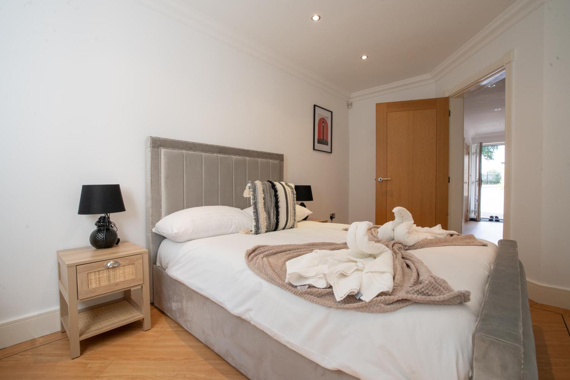 הוילה Marston Green Emirates House, Luxe 5 Bed, With King Sized Beds, Next To Aiport & Nec, Jlr 5 Mins מראה חיצוני תמונה