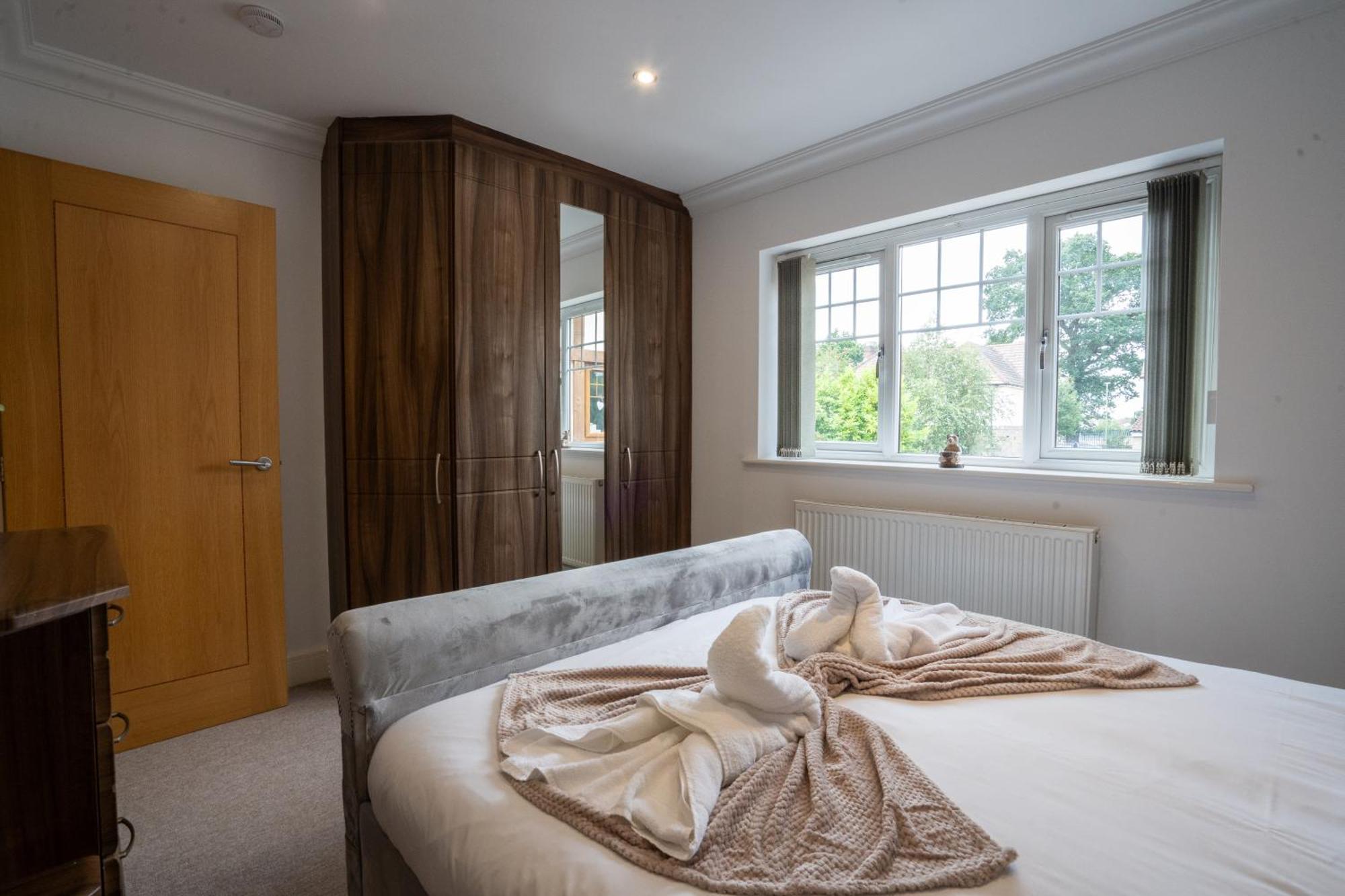 הוילה Marston Green Emirates House, Luxe 5 Bed, With King Sized Beds, Next To Aiport & Nec, Jlr 5 Mins מראה חיצוני תמונה
