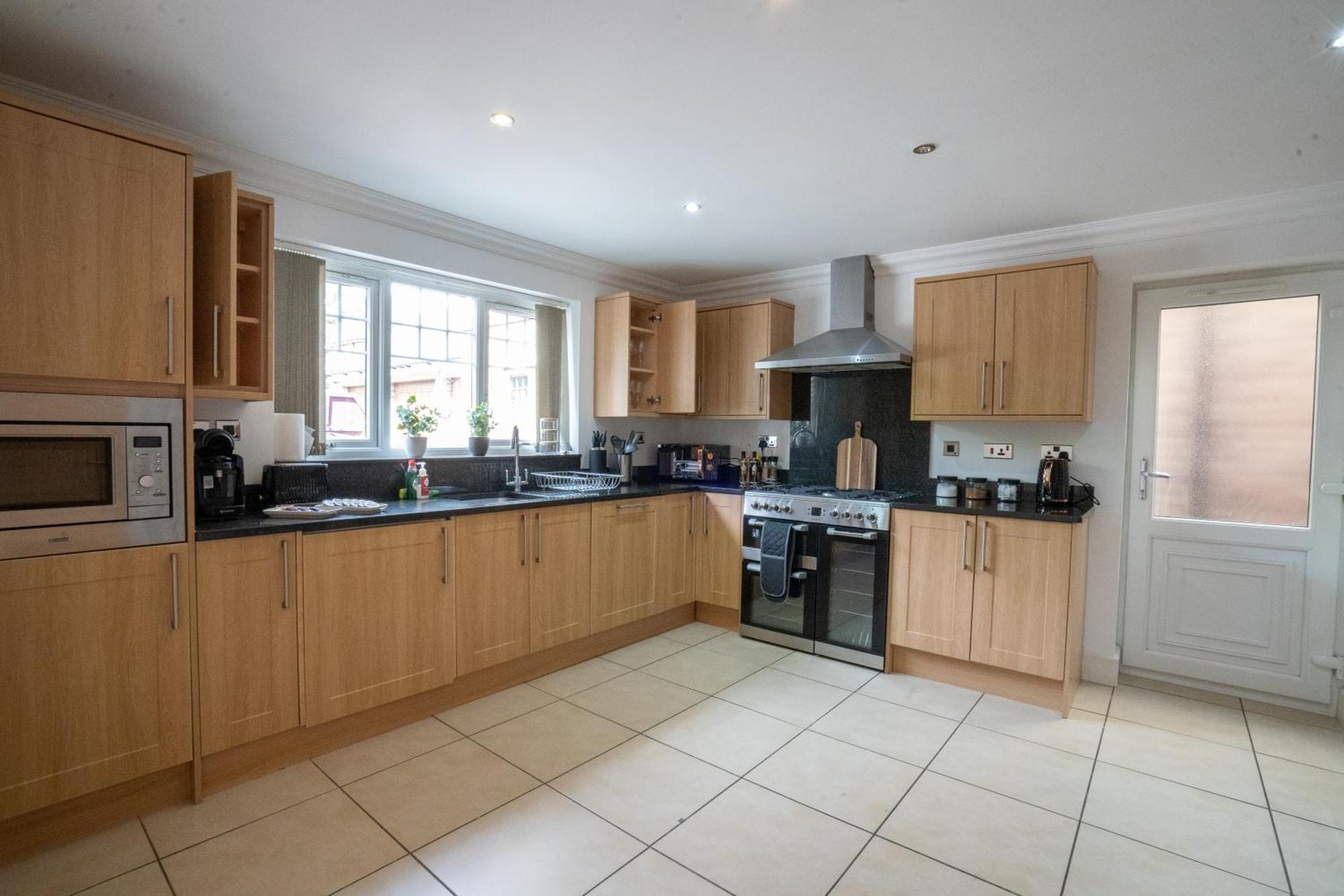 הוילה Marston Green Emirates House, Luxe 5 Bed, With King Sized Beds, Next To Aiport & Nec, Jlr 5 Mins מראה חיצוני תמונה