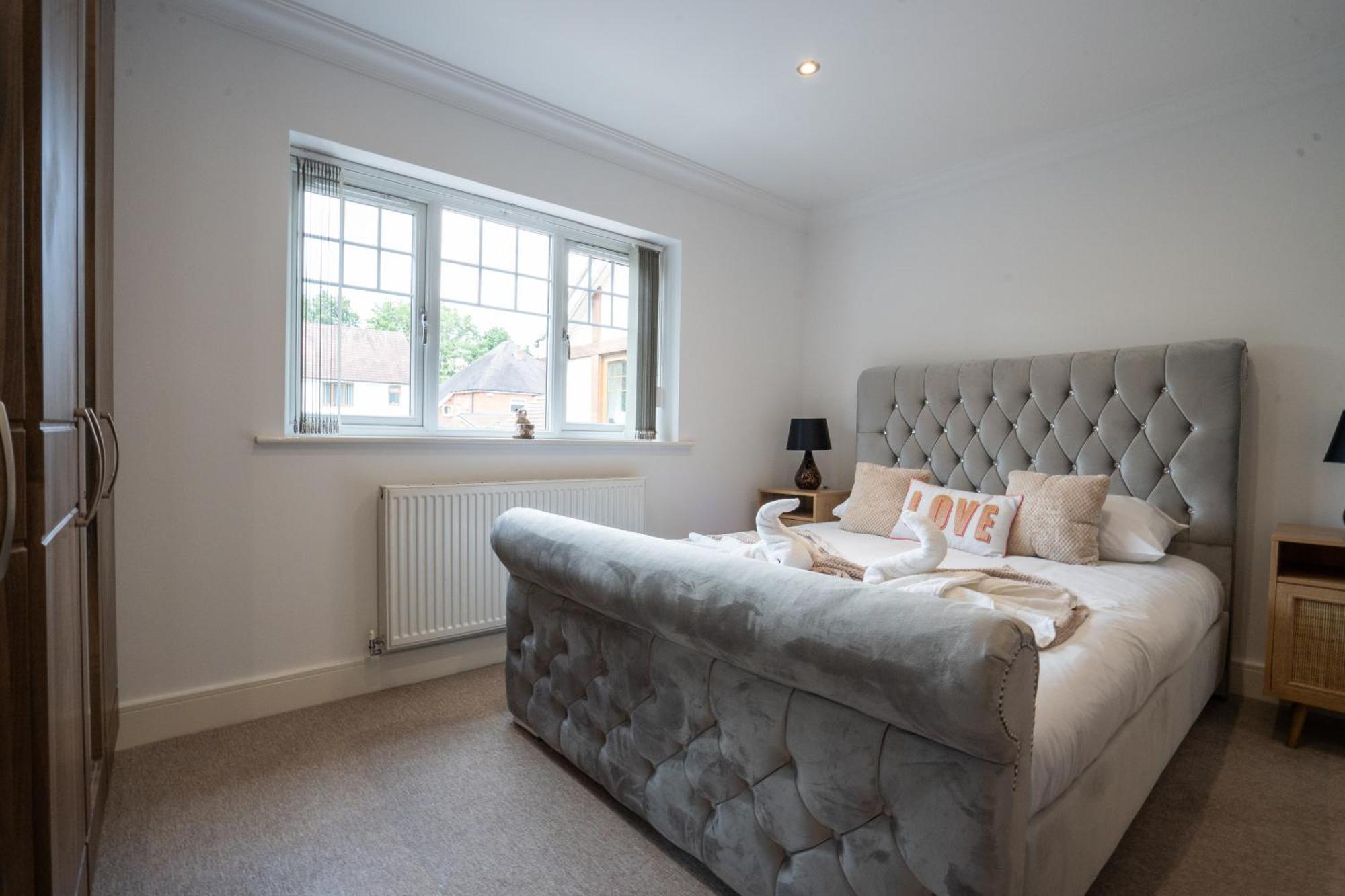 הוילה Marston Green Emirates House, Luxe 5 Bed, With King Sized Beds, Next To Aiport & Nec, Jlr 5 Mins מראה חיצוני תמונה