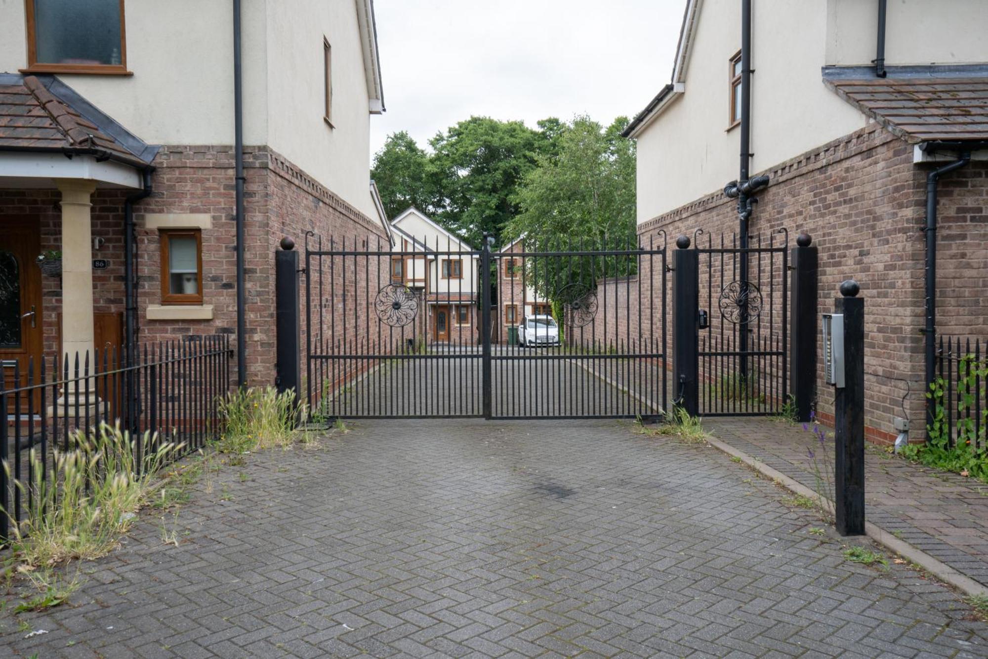 הוילה Marston Green Emirates House, Luxe 5 Bed, With King Sized Beds, Next To Aiport & Nec, Jlr 5 Mins מראה חיצוני תמונה