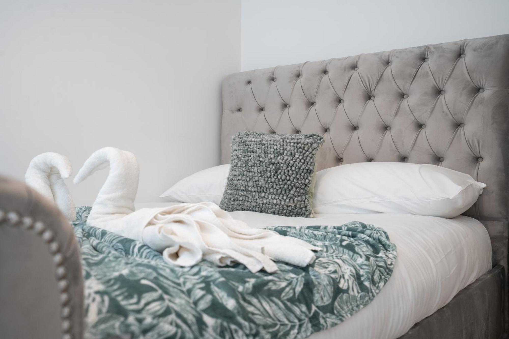 הוילה Marston Green Emirates House, Luxe 5 Bed, With King Sized Beds, Next To Aiport & Nec, Jlr 5 Mins מראה חיצוני תמונה