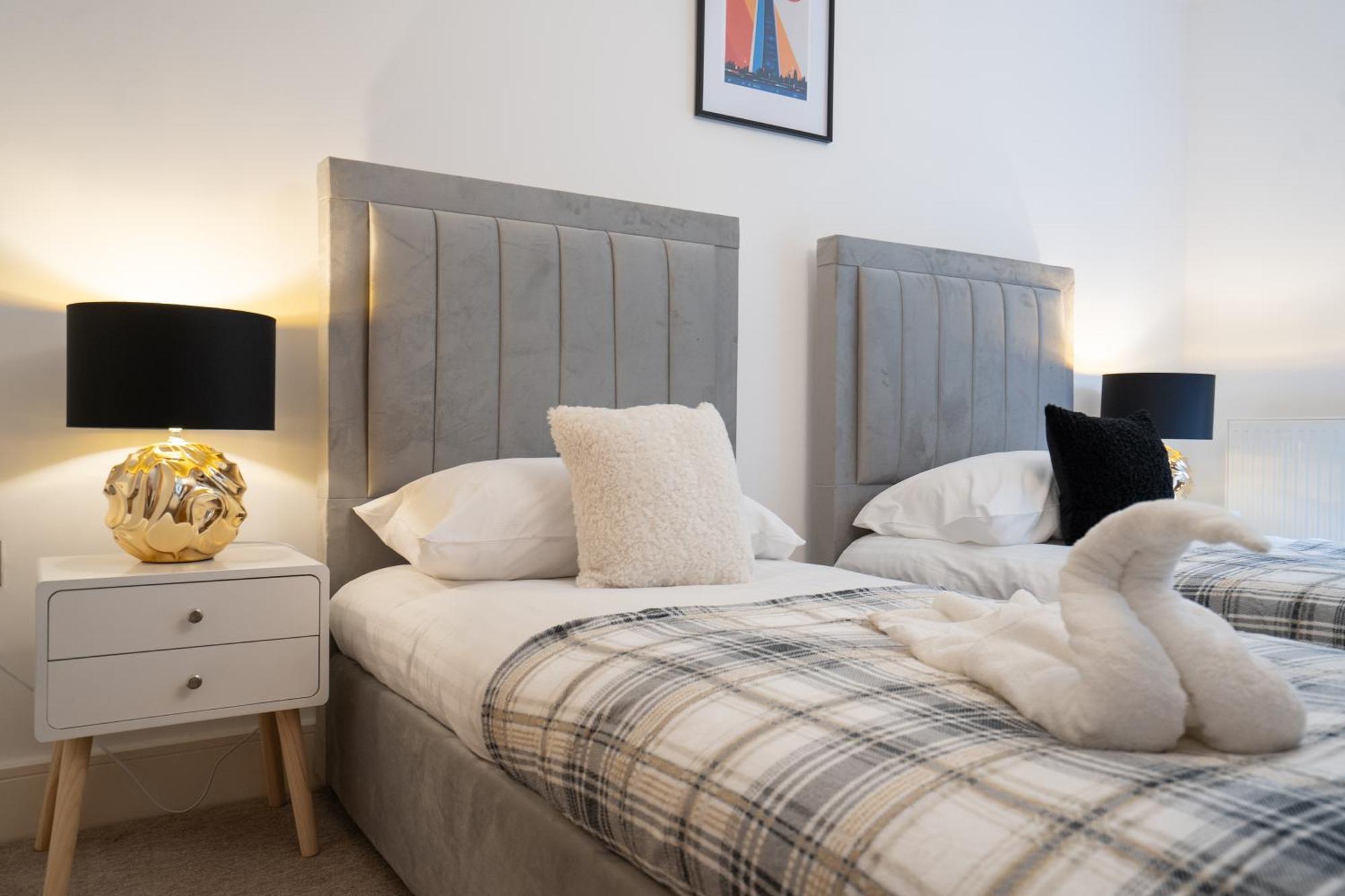 הוילה Marston Green Emirates House, Luxe 5 Bed, With King Sized Beds, Next To Aiport & Nec, Jlr 5 Mins מראה חיצוני תמונה