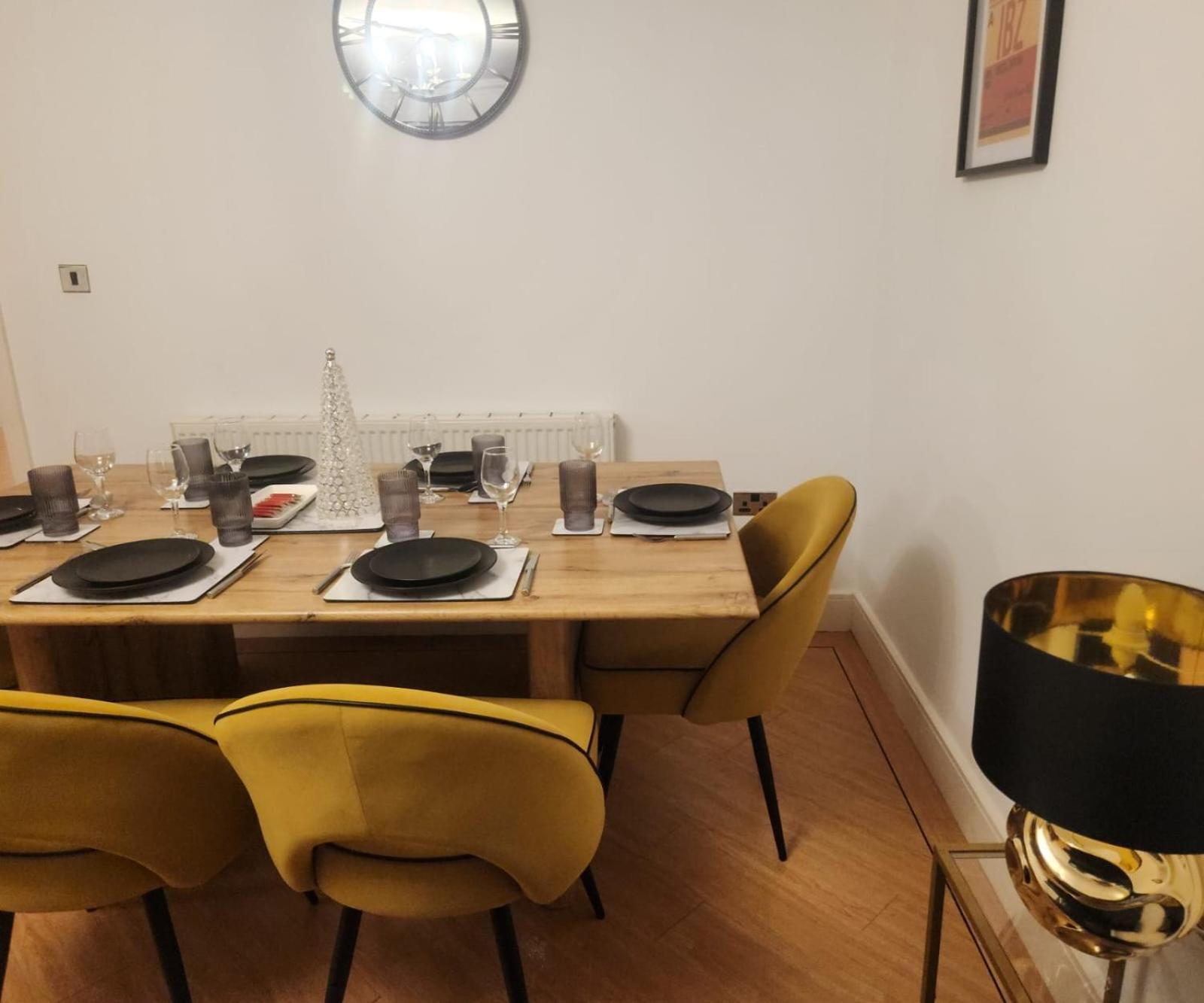 הוילה Marston Green Emirates House, Luxe 5 Bed, With King Sized Beds, Next To Aiport & Nec, Jlr 5 Mins מראה חיצוני תמונה