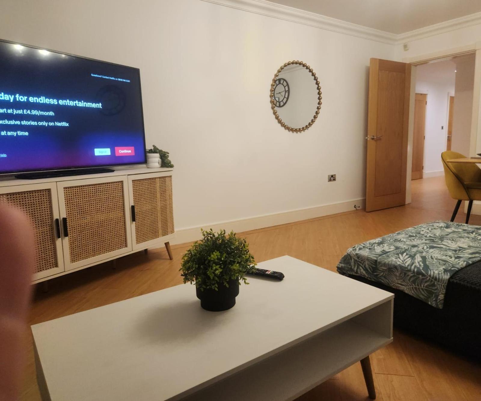 הוילה Marston Green Emirates House, Luxe 5 Bed, With King Sized Beds, Next To Aiport & Nec, Jlr 5 Mins מראה חיצוני תמונה