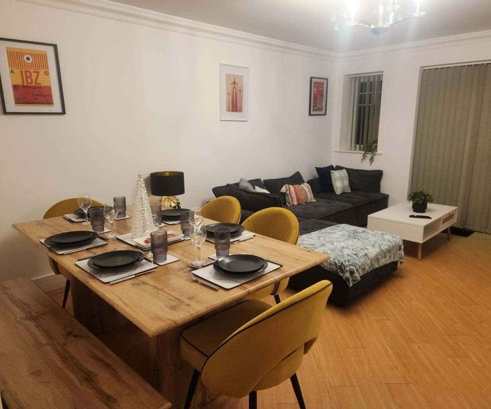 הוילה Marston Green Emirates House, Luxe 5 Bed, With King Sized Beds, Next To Aiport & Nec, Jlr 5 Mins מראה חיצוני תמונה