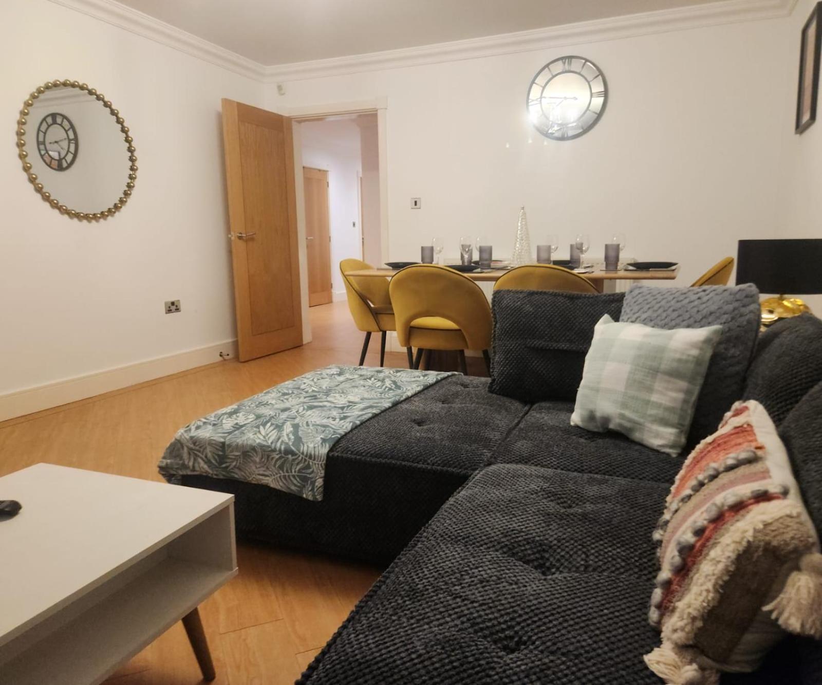 הוילה Marston Green Emirates House, Luxe 5 Bed, With King Sized Beds, Next To Aiport & Nec, Jlr 5 Mins מראה חיצוני תמונה