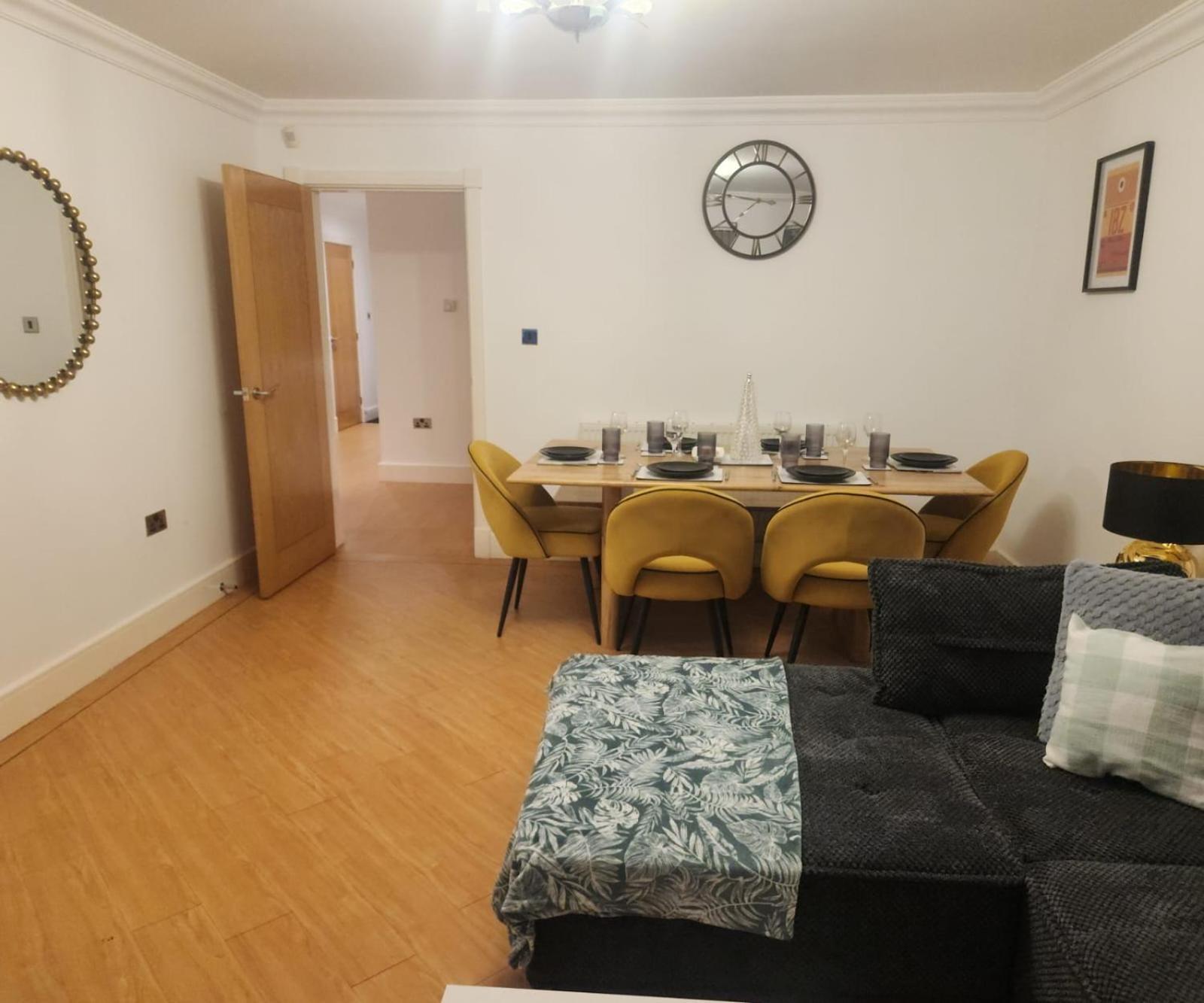 הוילה Marston Green Emirates House, Luxe 5 Bed, With King Sized Beds, Next To Aiport & Nec, Jlr 5 Mins מראה חיצוני תמונה