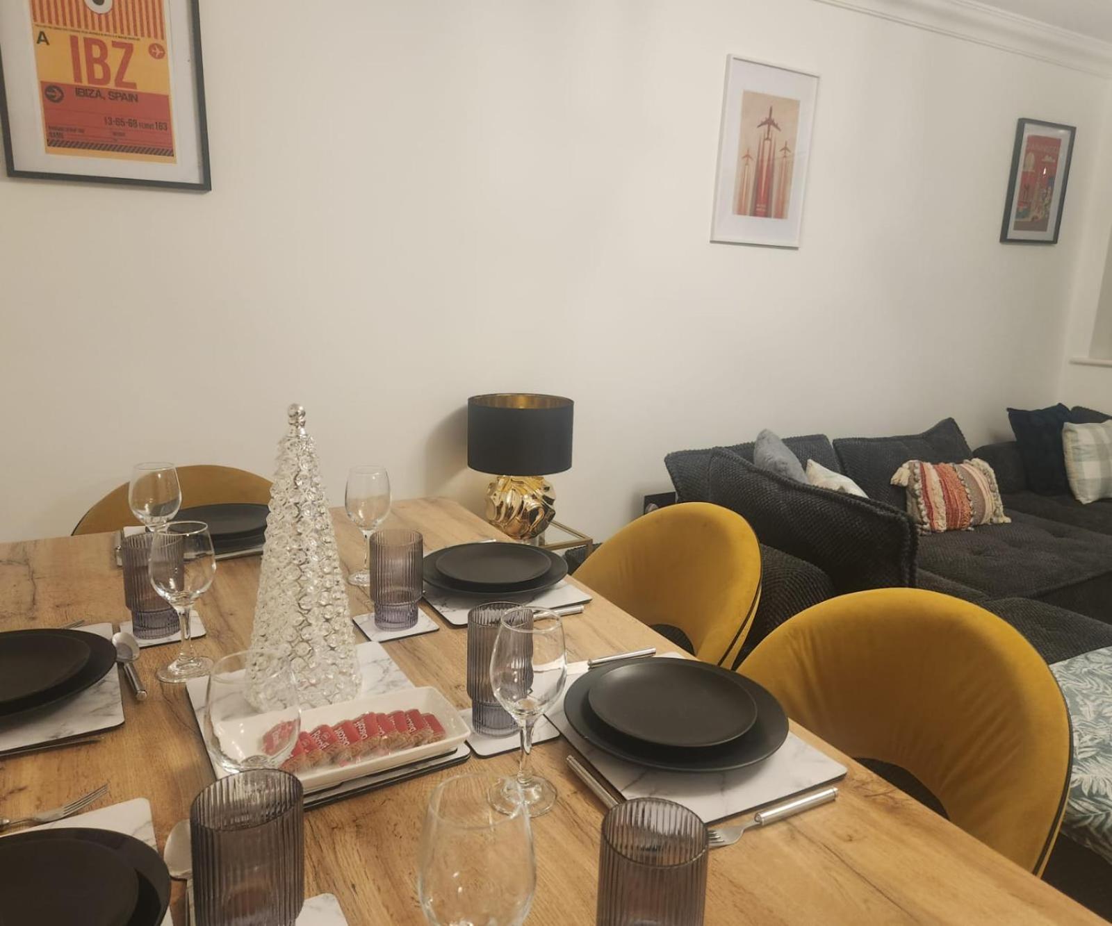 הוילה Marston Green Emirates House, Luxe 5 Bed, With King Sized Beds, Next To Aiport & Nec, Jlr 5 Mins מראה חיצוני תמונה
